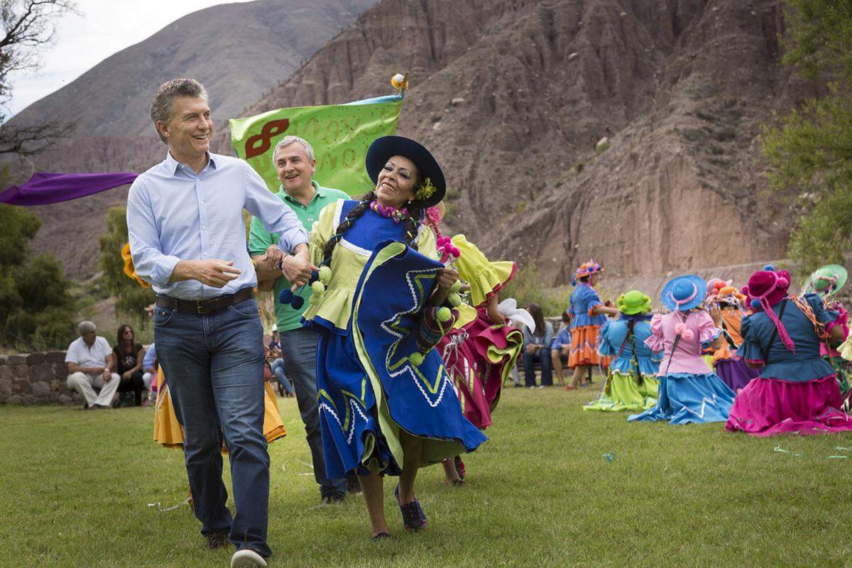 Der argentinische Präsident, Mauricio Macri (li.) feiert den Karneval gemeinsam mit dem Provinzgouverneur Gerardo Morales (in der Mitte links) in Purmamarca.