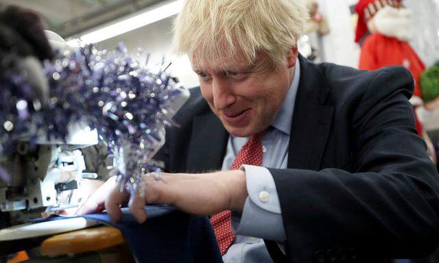 Nähen für den Wahlsieg: Boris Johnson setzt sich bei einem Betriebsbesuch in Derbyshire an eine Nähmaschine.