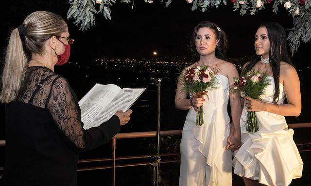 Alexandra Quiros (Mitte) and Dunia Araya (rechts) heirateten - als erstes gleichgeschlechtliches Paar in Mittelamerika.