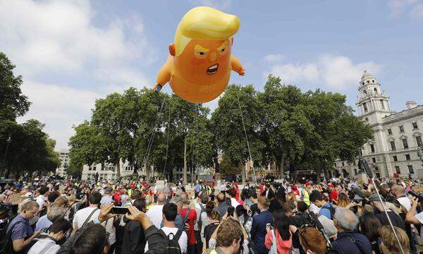 Die Briten sehen das freilich anders. Bereits Freitagvormittag versammelten sich Demonstranten vor dem britischen Parlament. Sie ließen einen großen Ballon steigen, der Trump als oranges, schlecht gelauntes Baby zeigt. 