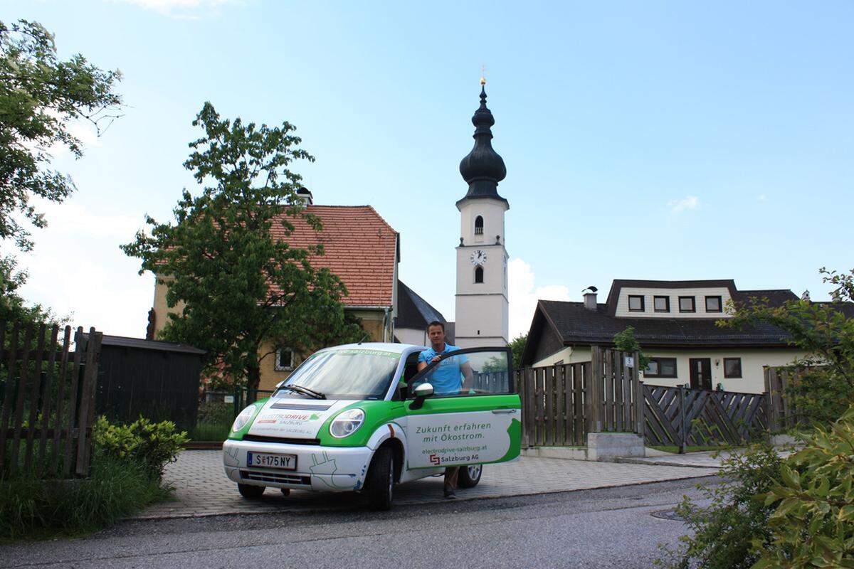 Seit Frühjahr 2013 sind nun auf jedem zweiten Haus Photovoltaik-Paneele in Betrieb. Als Zuckerl gab es für die Projektbeteiligten Elektroautos, die für die Projektdauer von gut einem Jahr kostenlos genutzt werden können. Etwa 36 "grüne Bienen" schwärmen fast täglich von Köstendorf in die Umgebung aus: "Ich nutze mein Elektroauto vor allem im Alltag für kürzere Strecken. Nur für weitere Strecken nehme ich mein anderes Auto", erzählt Köstendorfer Michael Feneberg (im Bild), und ...