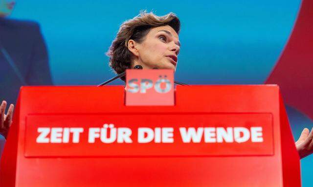 20221119 SPOE-Themenrat WIENER NEUSTADT, OESTERREICH - 19. NOVEMBER: Vorsitzende der SPOE Pamela Rendi-Wagner bei einem