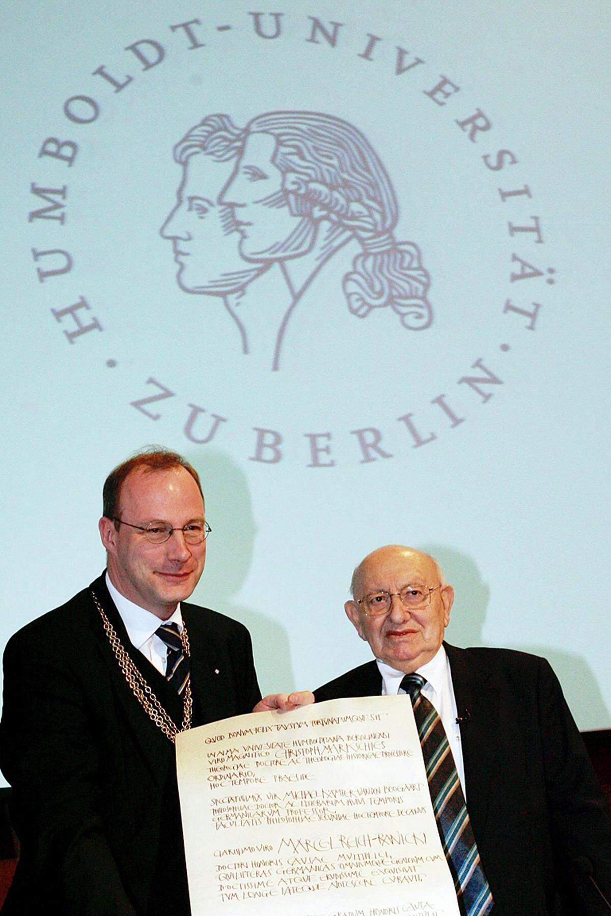 Seine literarische Karriere begann er nach dem Ende des zweiten Weltkriegs, zunächst in Polen, später ging er nach Deutschland. Reich-Ranicki schrieb von 1959 bis 1973 Kritiken für "Die Zeit". Von 1973 bis 1988 leitete er die Redaktion für Literatur und literarisches Leben der "FAZ".Im Bild: 2007 wurde Reich-Ranicki Ehrendoktor der Humbold Universität in Berlin.