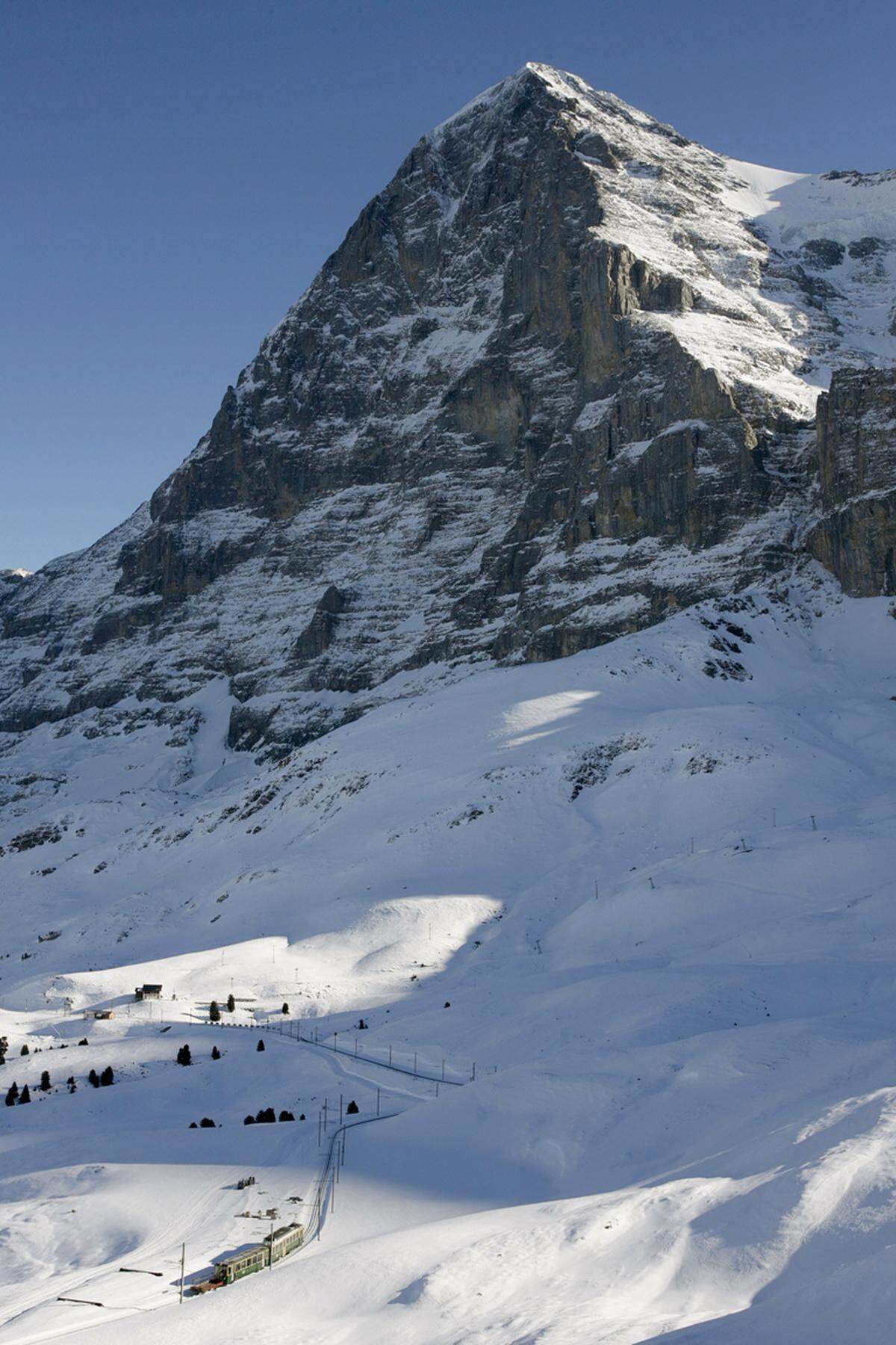 Auf den knapp zehn Kilometern von der Kleinen Scheidegg am Fuße des gigantischen Eiger überwindet die elektrisch getriebene Zahnradbahn in 52 Minuten einen Höhenunterschied von 1393 Metern.