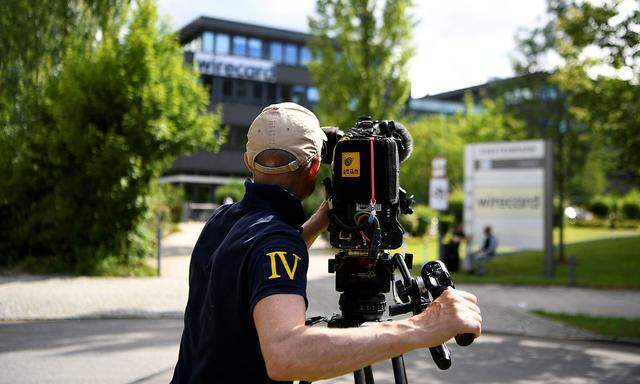Ein Kameramann vor dem Wirecard-Hauptsitz in Aschheim in Bayern.