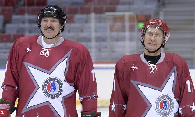 Ein Bild aus besseren Zeiten: Alexander Lukaschenko (l.) und Wladimir Putin beim Eishockeyspiel. Beim traditionellen Match auf dem Roten Platz Ende Dezember fehlte der belarussische Präsident.