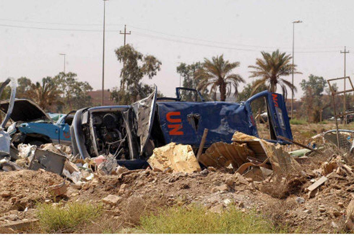 Der erste spektakuläre Anschlag der al-Qaida im Irak: Ein mit Sprengstoff beladener Lkw wird vor dem provisorischen UN-Hauptquartier in die Luft gejagt. Unter den 22 Toten sind auch der damalige Leiter der UN-Mission, der Brasilianer Sergio Vieira de Mello.