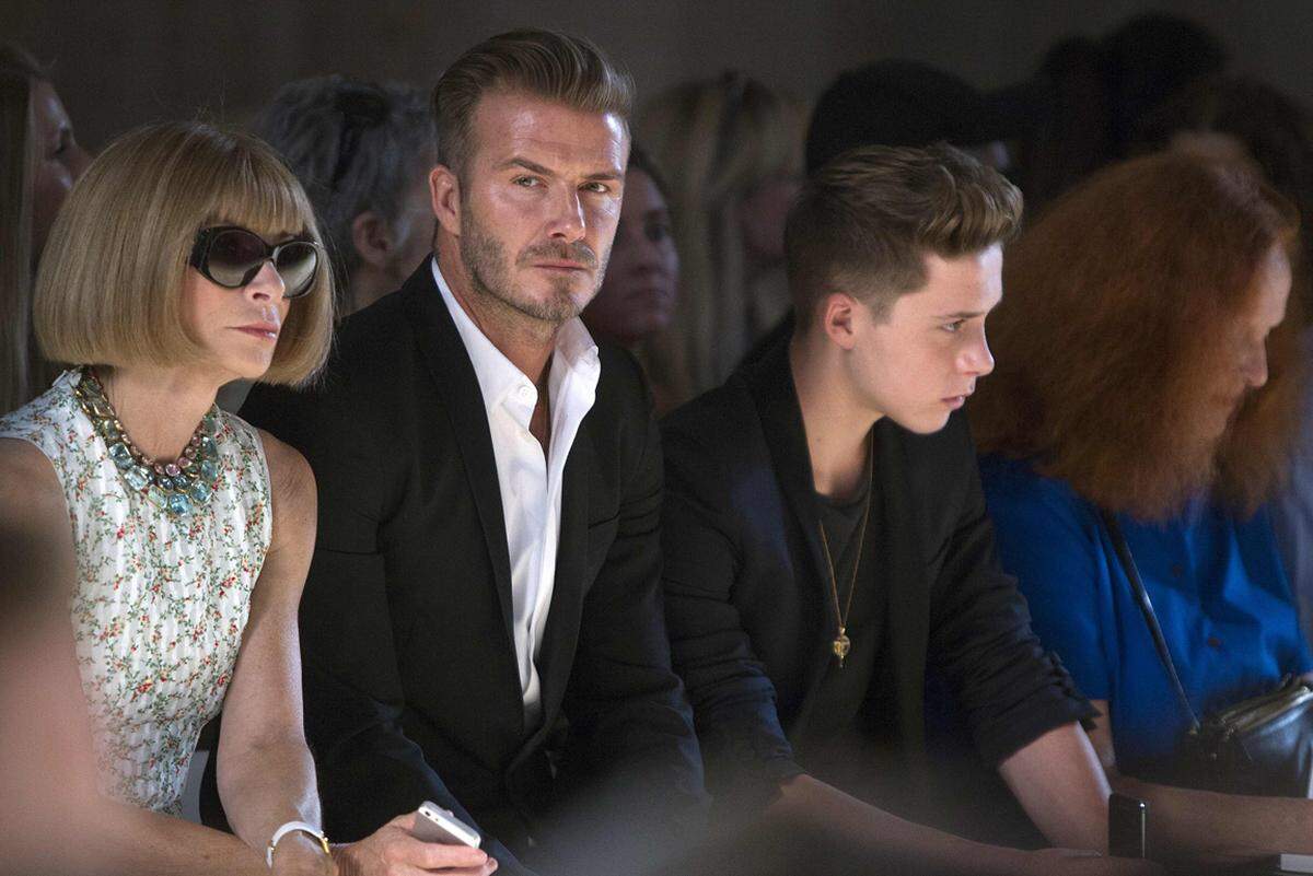 Im Publikum saßen Ehemann David Beckham und Sohn Brooklyn neben Vogue-Chefin Anna Wintour.