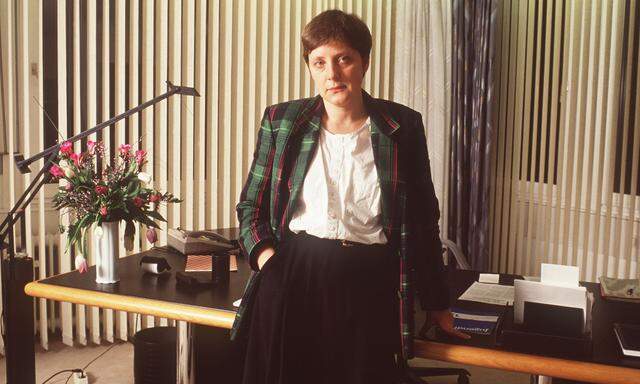 Angela Merkel stieg als Pressesprecherin des ostdeutschen CDU-Ministerpräsidenten Lothar de Maizière 1990 in die Politik ein.