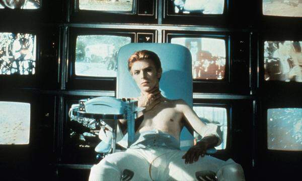 Entfremdet von sich und der Welt komponierte Bowie seine besten Songs. Diesem Grundgefühl konnte er auch in „The Man Who Fell To Earth“ frönen. Mit karottenroten Haaren mimte er einen allzu menschlichen Humanoiden, der sagt: Alle Dinge beginnen und enden in der Ewigkeit.