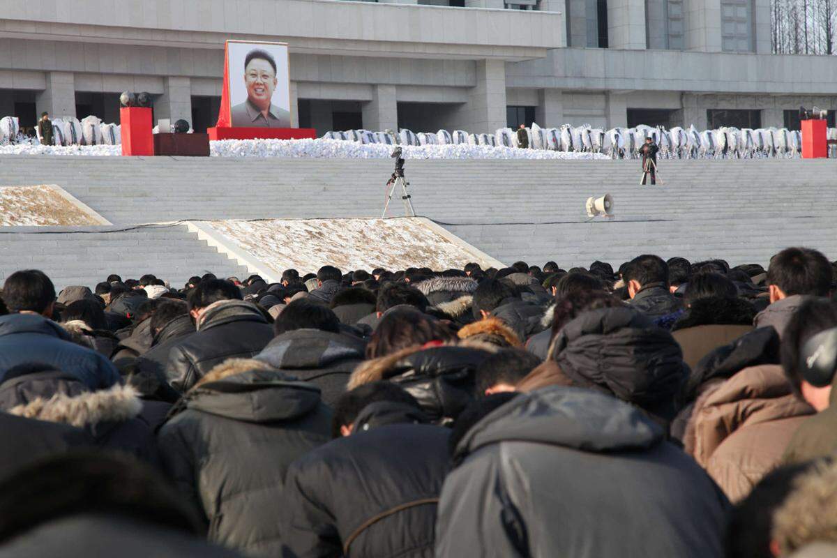 Zuvor hatte Kim Yong-nam, der formell Nordkoreas Staatschef ist, den Tod von Kim Jong-il noch einmal als "den größten und unglaublichsten Verlust für unsere Partei" bezeichnet.