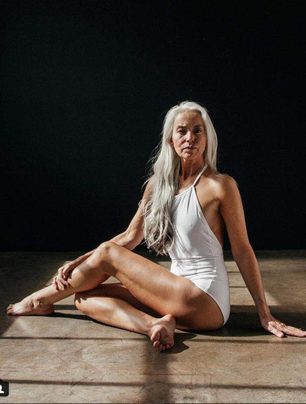 Dass sich Bademode nicht nur mit jungen und vollbusigen Models verkaufen lässt, zeigt die Kampagne von The Dreslyn und Land of Women. Die 60-jährige Yazemeenah Rossi macht in einem weißen Badeanzug eine gute Figur.