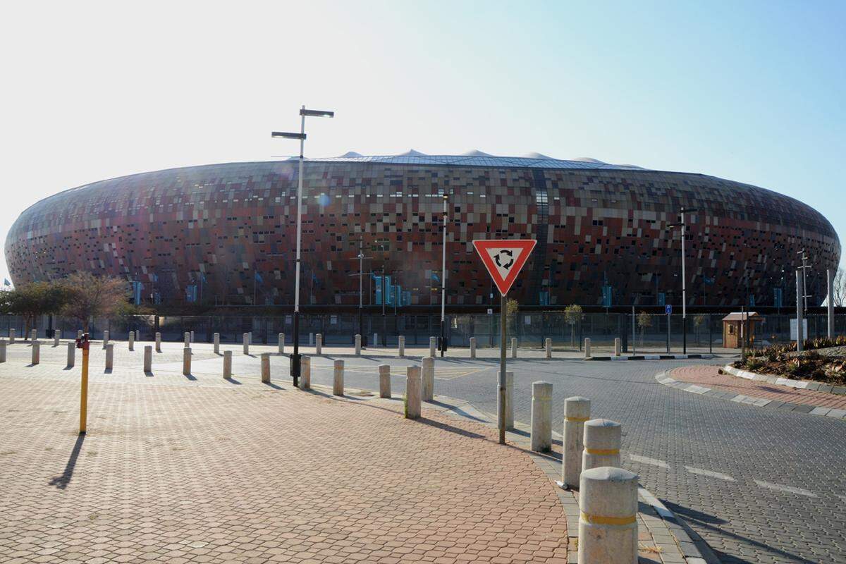Das FNB-Stadion, auch als Soccer City bekannt, ist mit einem Fassungsverm&ouml;gen von 95.000 Zuschauern das gr&ouml;&szlig;te Fu&szlig;ballstadion Afrikas. Es liegt ganz in der N&auml;he von Soweto.Dank der eigenwilligen Architektur, die einer afrikanischen Kalebasse, einem Flaschenk&uuml;rbis, nachempfunden ist, galt es als Schmuckst&uuml;ck der WM 2010. 