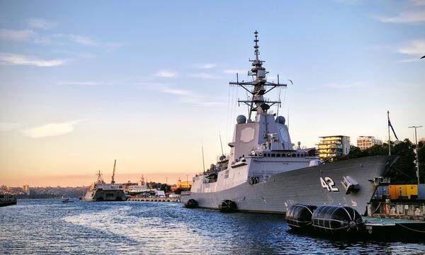 Der Zerstörer HMAS Sydney im Kriegshafen Fleet Base East in Sydney, August 2023.