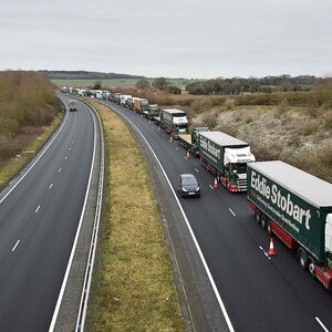 Archivbild aus Dover im Süden Englands, wo Lkw aur die Einschiffung in Richtung Frankreich warten.