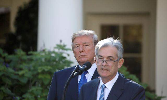 Archivbild. US-Präsident Donald Trump (hinten) fordert von Fed-Chef Jerome Powell (im Vordergrund) weitere Zinssenkungen.