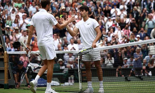 Daniil Medwedew (li.) gratuliert Carlos Alcaraz in Wimbledon zum Sieg im Halbfinale.