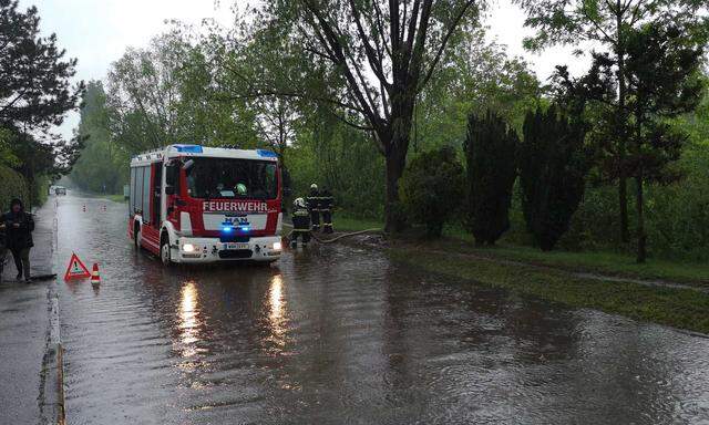 Großeinsatz für Feuerwehren in ganz Ostösterreich, nachdem dort sintflutartige Regenfälle niedergegangen sind.