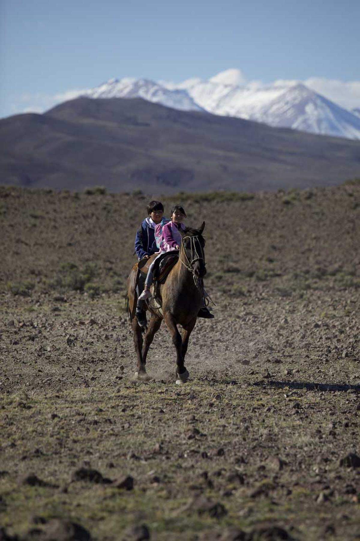 Carlito (11) legt den 18 Kilometer langen, einsamen Schulweg zusammen mit seiner kleinen Schwester Micaela auf dem Rücken eines Pferdes zurück.