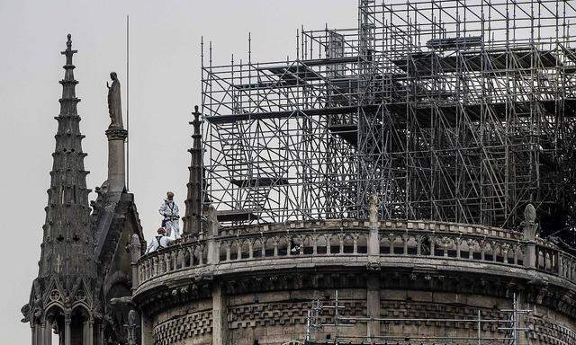 Das Gerüst und die Reinigunsarbeiten im Dache der Kathedrale Notre-Dame werden nach der Brandkatastrophe kritisch beäugt.