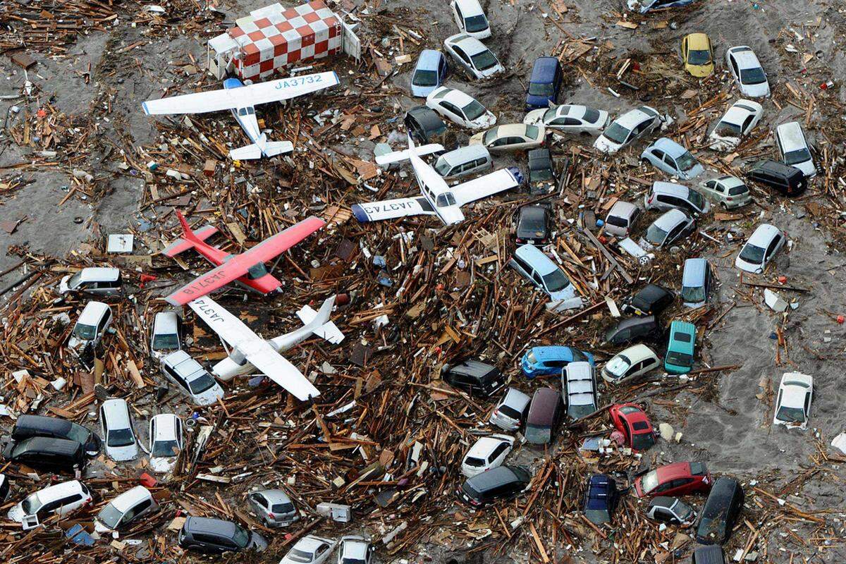 Am Flughafen von Sendai wurden Autos und Flugzeuge durcheinander gewirbelt.