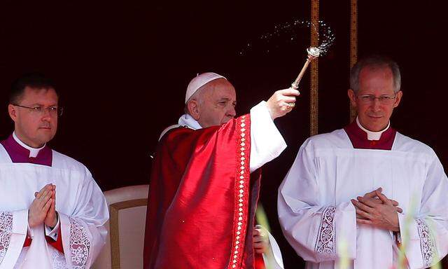 Papst Franziskus bei der Pfingstmesse