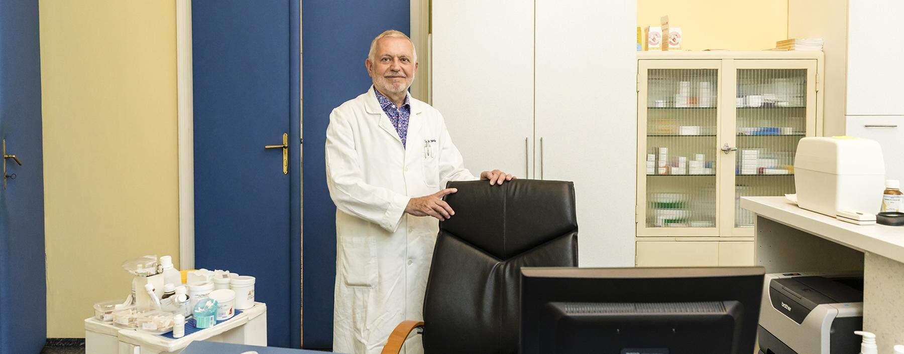 Dermatologe Hubert Wilfert in seiner Ordination in Wien Neubau. Seit zwei Jahren betreibt er sie als Wahlarzt.