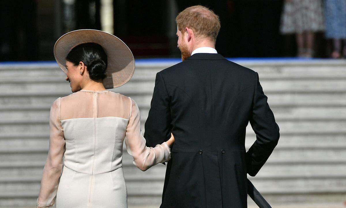 Vor allem gemeinsame Kinder von Herzogin Meghan und Prinz Harry dürften ihren persönlichen Modewert noch enorm in die Höhe treiben – womöglich wird die 36-Jährige sogar ihre Schwägerin Catherine ablösen, schließlich galt die Schauspielerin schon vor ihrer royalen Beziehung als Style-Vorbild. Mit ihrem entspannten und weniger traditionellen Stil ist sie außerdem etwas massentauglicher als Herzogin Catherine.