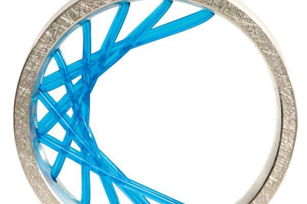 „flexible rings“ von Nane Adam, Silber mit Nylonschnüren, 145 Euro, http://de.dawanda.com