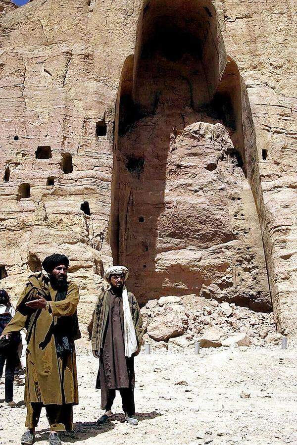 Im März 2001, nur wenige Monate vor ihrem Sturz, besiegelten die Taliban das Schicksal der Statuen: Auf Befehl ihres Führers Mullah Omar wurden Sprengladungen angebracht und gezündet.