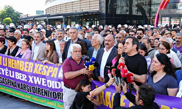 Proteste gegen die Absetzung des Bürgermeisters von Hakkari, hier in der Stadt Diyarbakir.