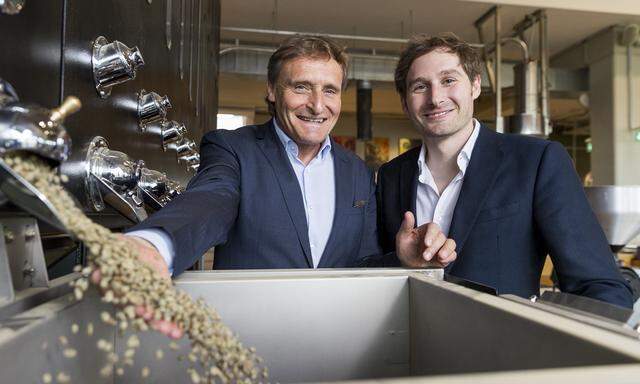 Reinhold Schärf und Sohn Marco arbeiten Schulter an Schulter in Europa und Asien am Erfolg der Schärf-Kaffee-Gruppe. 