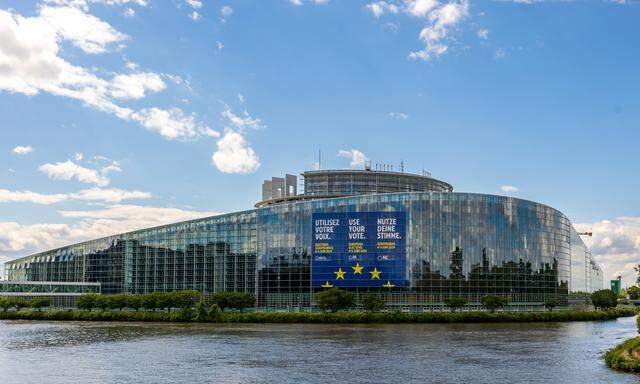 Das Sitzungsgebäude des Europäischen Parlaments in Straßburg: Für die bevorstehende Europawahl 2024 wurde ein überdimensionales, mehrsprachiges Plakat mit dem Aufruf zur Stimmabgabe angebracht.