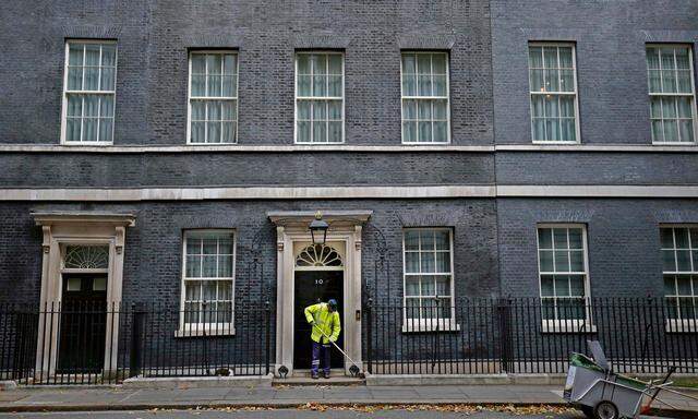 Die Ordnung am Trottoir vor der Downing Street 10 täuscht: Die britischen Regierungspositionen zu Europa sind pures Chaos.