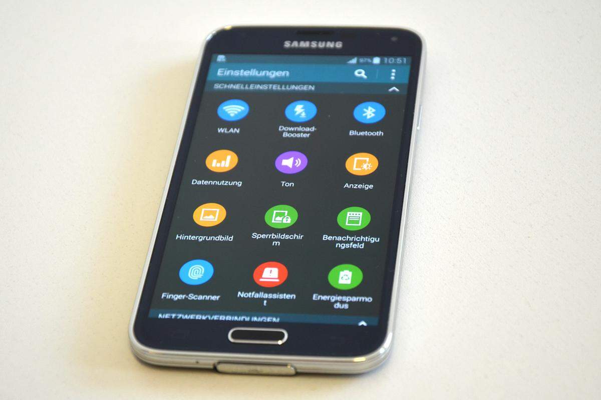 Samsung hat für das S5 auch die umfangreichen Einstellungen optisch überarbeitet und umgruppiert. Ob es sich um eine Verbesserung handelt, ist schwer zu sagen, wenn man sich bereits an das herkömmliche Android-Einstellungs-Menü gewöhnt hat.