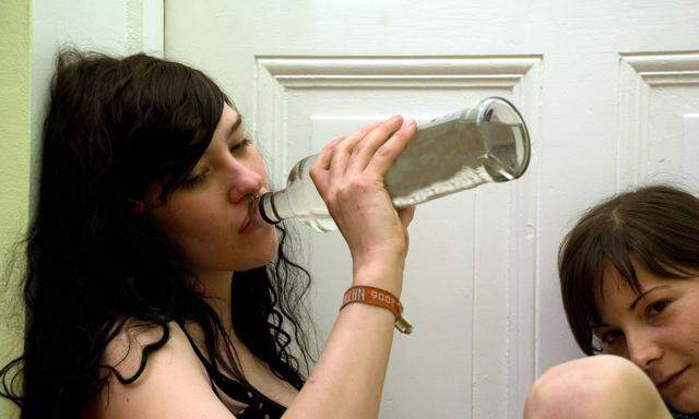 Junge Frau mit Alkohol