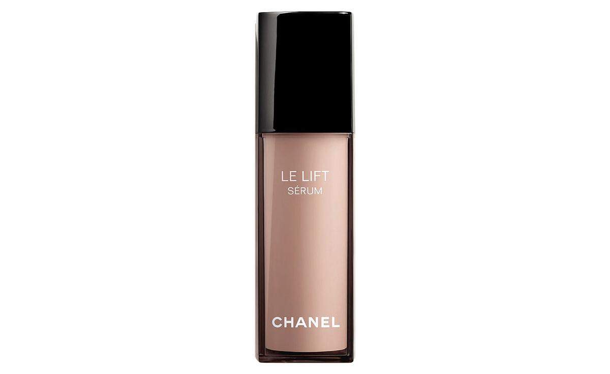 Zeitgemäß. Eine optimierte Version des "Le Lift Sérum" von Chanel soll mit pflanzlichen Wirkstoffen aus Luzerne und Schwarzminze die Haut verdichten und glätten (ab 125 Euro).