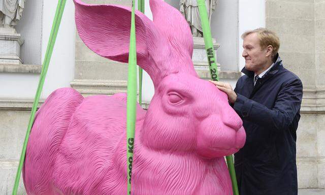 WIEN: GROSSE D�RER-HASEN-SKULPTUR PER KRAN AUF DEN ALBERTINA-WING GESTELLT: SCHR�DER