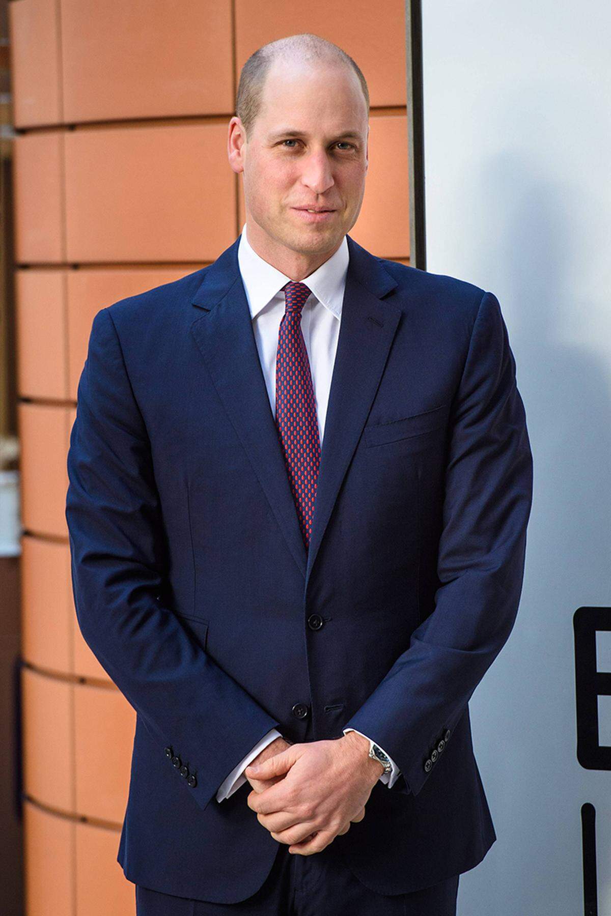 Prinz William trat zum ersten Mal mit einem extrem kurzen Haarschnitt in der Öffentlichkeit auf. Im neuen Look präsentierte sich der 35-Jährige beim Besuch eines Kinderkrankenhauses in London.
