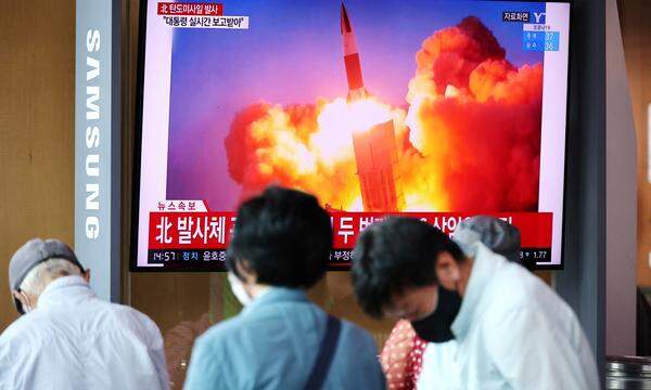 FILE PHOTO: People watch a TV broadcasting file footage of a news report on North Korea firing what appeared to be a pair of ballistic missiles off its east coast, in Seoul, South Korea, September 15, 2021.    REUTERS/Kim Hong-Ji/File Photo
