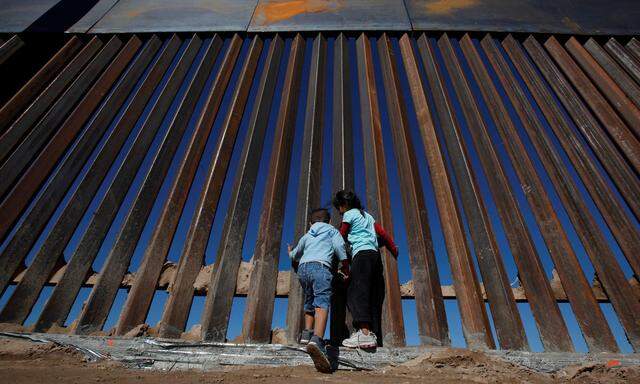 Bei Ciudad Juarez und an zentralen Stellen der US-mexikanischen Grenze ragt schon jetzt ein imposanter Wall. 