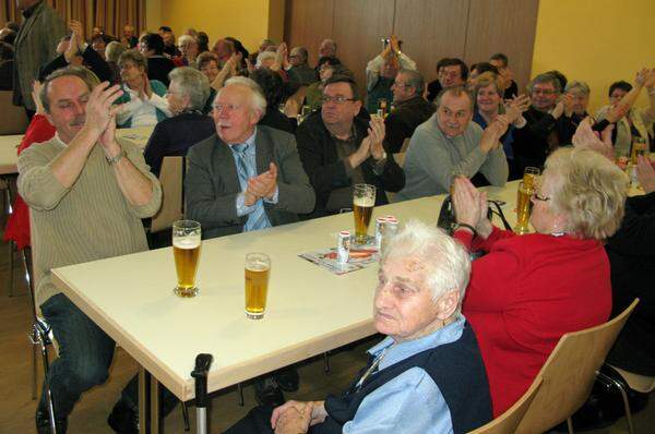 Was sich auch historisch erklärt: In der Gemeinde gab es früher die Glashütte, einen großen Arbeiterbetrieb. „Wir sind erzrot“, scherzt ein Herr in dieser Runde. Und er fordert, was die SPÖ in der Region auch an vielen Ecken plakatiert: eine Schnellstraße ins Waldviertel.