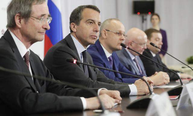 Wirtschaftskammerpräsident Christoph Leitl und Kanzler Christian Kern beim Wirtschaftsforum in St. Petersburg. Die Sanktionen gegen Russland bleiben, dennoch versuchen westliche Konzerne wie die OMV, neue Bande mit Russland zu knüpfen.