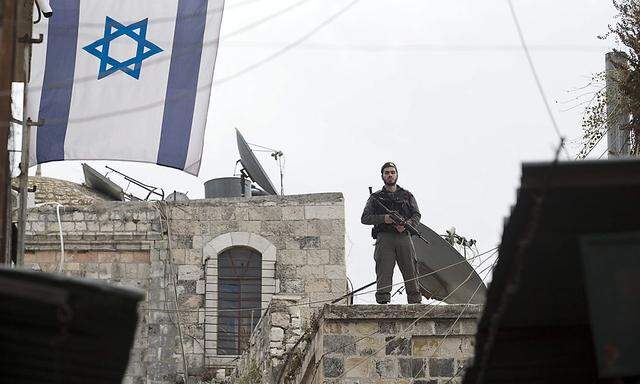 Ein israelischer Polizist im alten Stadtteil Jerusalems.