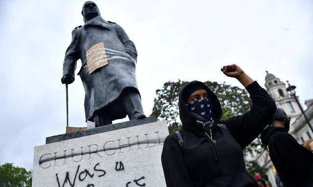 "was a racist" - so sah die Statue von Winston Churchill nach Vandalenakten in London aus. Nun wurde sie sicherheitshalber ganz verbarrikadiert.