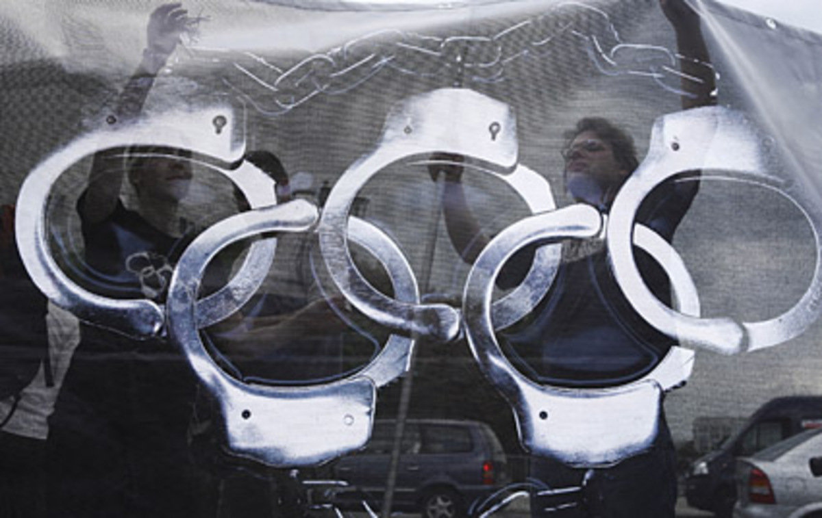 Während der Eröffnungsfeier fanden vor mehreren chinesischen Botschaften wie hier in Berlin Protestveranstaltungen gegen die Menschenrechtslage in China statt.