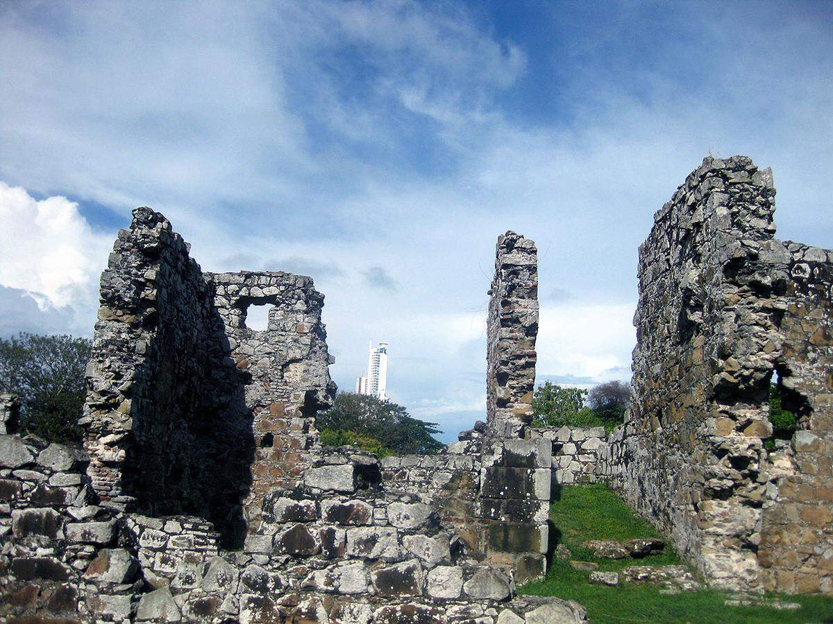 Panama City hat nicht nur eine Altstadt, sondern auch eine Alt-Altstadt: nämlich die Ruinen von "Panama la Vieja", einige Kilometer außerhalb gelegen. Ab 1519 bauten die Spanier hier ihre ursprüngliche Kolonialstadt. Es war allerdings ein arger Malariaort. 1672 verlegte man den Zentralsitz – und die alte Kathedrale mit dem Kloster verwandelte sich in eine Ruinenstadt.