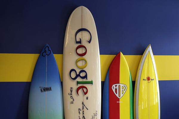 Google verwöhnt seine Mitarbeiter im "Googleplex" mit Gratis-Essen, Ölwechsel für ihre Autos und einem Beachvolleyballplatz. Die Programmierer verdienen im Schnitt 127.143 Dollar im Jahr.