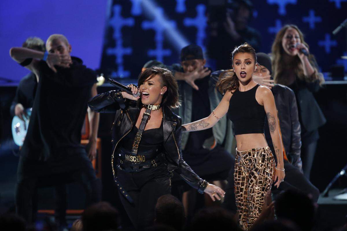 Sängerin Demi Lovato (21) eröffnete die zweistündige Show im Shrine Auditorium in Los Angeles mit ihrem Hit-Song "Really Don't Care". Sie gewann die Preise für Song des Sommers und als Sommer-Musikstar.