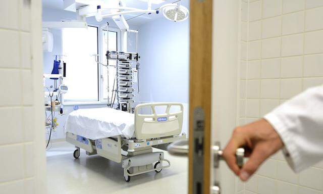 In einem solchen Isolierzimmer der 4. Medizinischen Abteilung des Kaiser-Franz-Josef- Spitals wird der Patient derzeit behandelt.